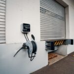 En Zaptec laddbox installerad vid en lastbrygga för elbilsöverföring.