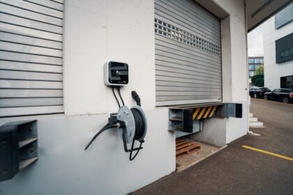 En Zaptec laddbox installerad vid en lastbrygga för elbilsöverföring.