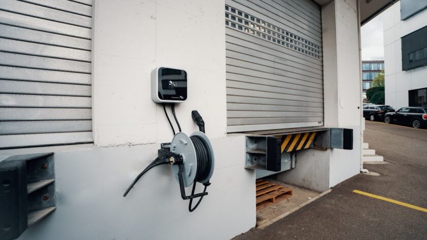 En Zaptec laddbox installerad vid en lastbrygga för elbilsöverföring.