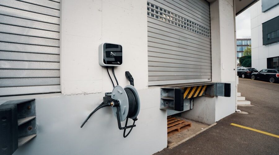 En Zaptec laddbox installerad vid en lastbrygga för elbilsöverföring.